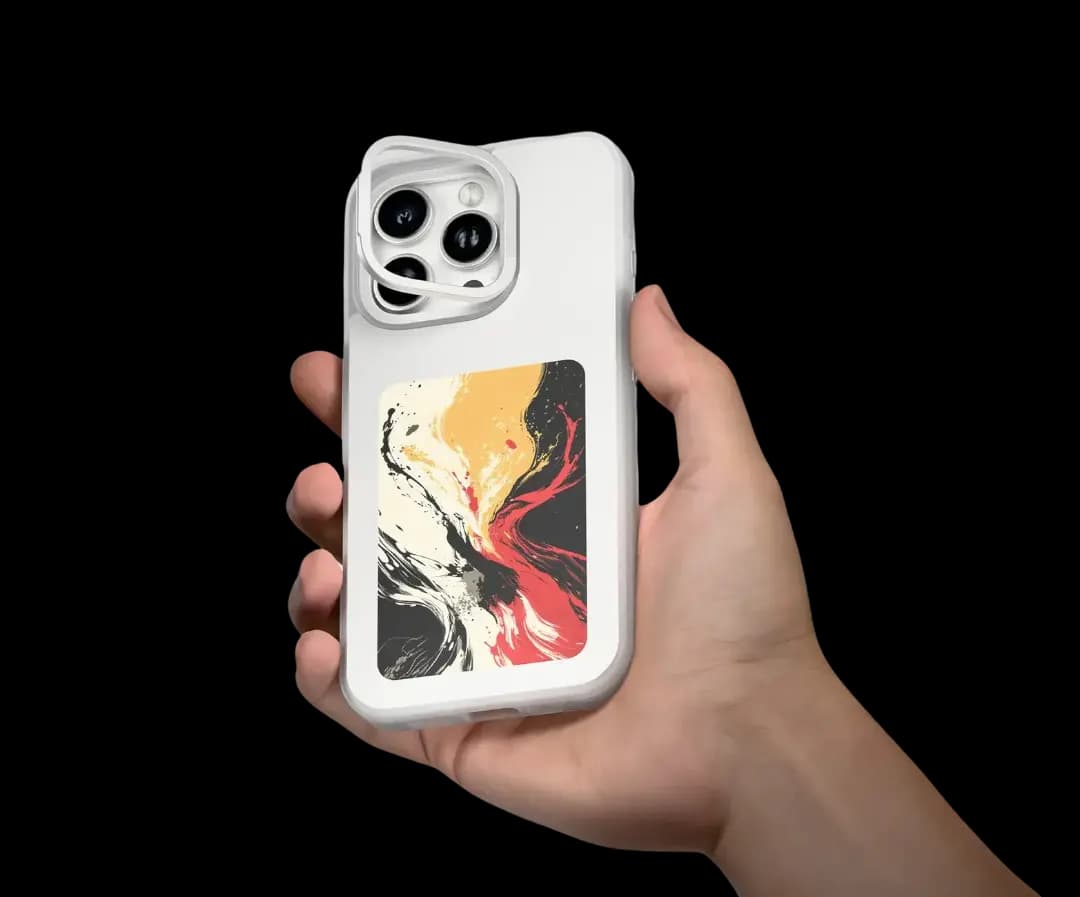 iPhone NFC maskica u ruci sa sarenim dizajnom